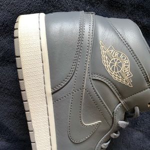 Jordan 1 mid
